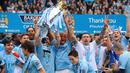 Para pemain Manchester City merayakan gelar juara Premier League 2013/2014 setelah laga terakhir Liga Inggris 2017/2018 menghadapi West Ham United di Etihad Stadium, Manchester (11/5/2014). Gelar juara yang dicopot dari Manchester City akan diberikan kepada klub yang menjadi runner-up pada tiga musim tersebut. Manchester United tercatat menjadi runner-up pada edisi 2011/2012 dan 2017/2018, sementara pada 2013/2014 posisi runner-up diduduki Liverpool. (AFP/Andrew Yates)