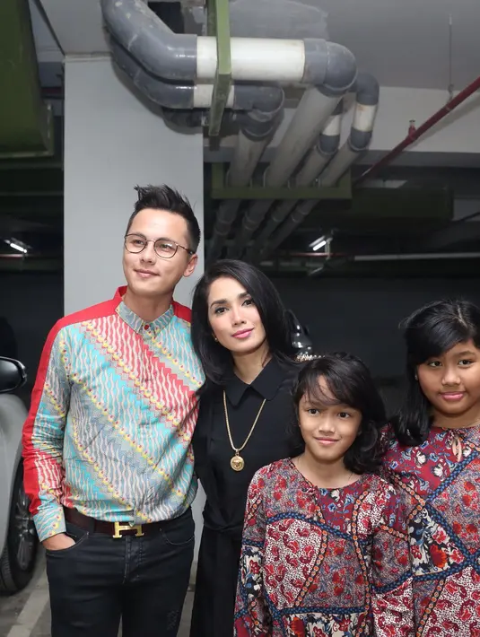 Ussy Sulistiawaty dan Andhika Pratama serta anak-anaknya saat di kawasan Kebon Jeruk, Jakarta Barat, Kamis (3/3/2016). (Andy Masela/Bintang.com)