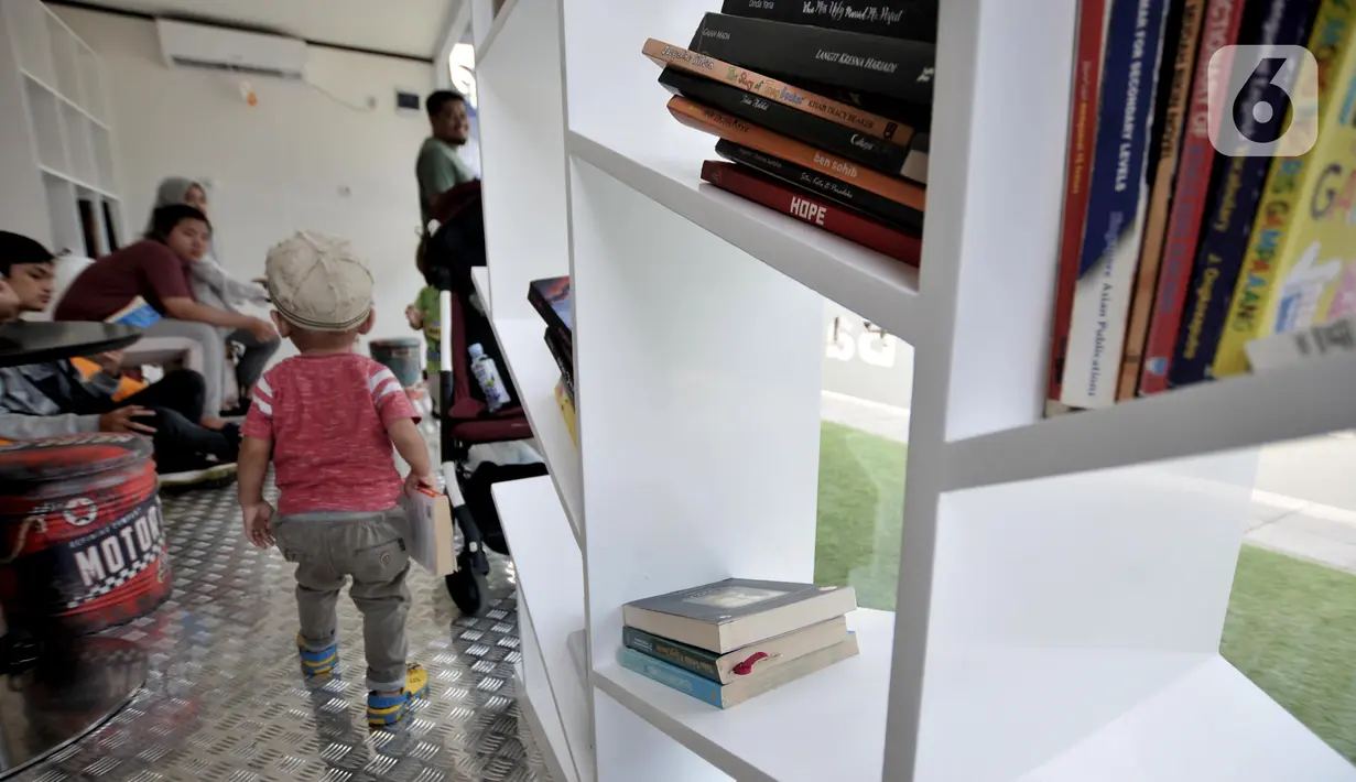 Seorang anak mengambil buku dari salah satu rak di Ruang Baca Jakarta kawasan Dukuh Atas, Minggu (8/12/2019). Ruang Baca Jakarta hadir di 13 stasiun MRT. (merdeka.com/Iqbal Nugroho)