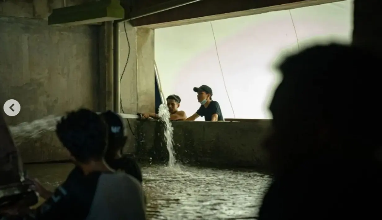 Para kru bergotong royong menciptakan adegan banjir di rusun lantai dasar. (Foto: Instagram/ jokoanwar)