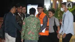 Maidi merupakan tersangka dugaan korupsi pemerasan, fee proyek, dan gratifikasi dana Tanggung Jawab Sosial Perusahaan/Corporate Social Responsibility (CSR), termasuk dugaan gratifikasi dari beberapa pihak selama periode 2019-2022 yang berjumlah Rp1,1 miliar. Tampak dalam foto, Wali Kota Madiun nonaktif, Maidi, sesaat sebelum meninggalkan Gedung Merah Putih Komisi Pemberantasan Korupsi (KPK) usai menjalani pemeriksaan lanjutan, Jakarta, Kamis (23/4/2026). (Liputan6.com/Helmi Fithriansyah)