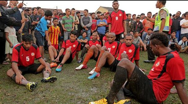Dampak dibekukannya PSSI dan kompetisi sepak bola di Indonesia membuat para pemain dan perangkat pertandingan lainnya kehilangan penghasilan. Para pemain seperti Leonard Tupamahu, Titus Bonay, Ramdani Lestaluhu, M Taufik, dan Achmad Jufriyanto memili...