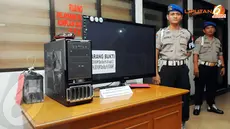 Barang bukti berupa alat elektronik juga diamankan Polisi (Liputan6.com/Herman Zakharia).