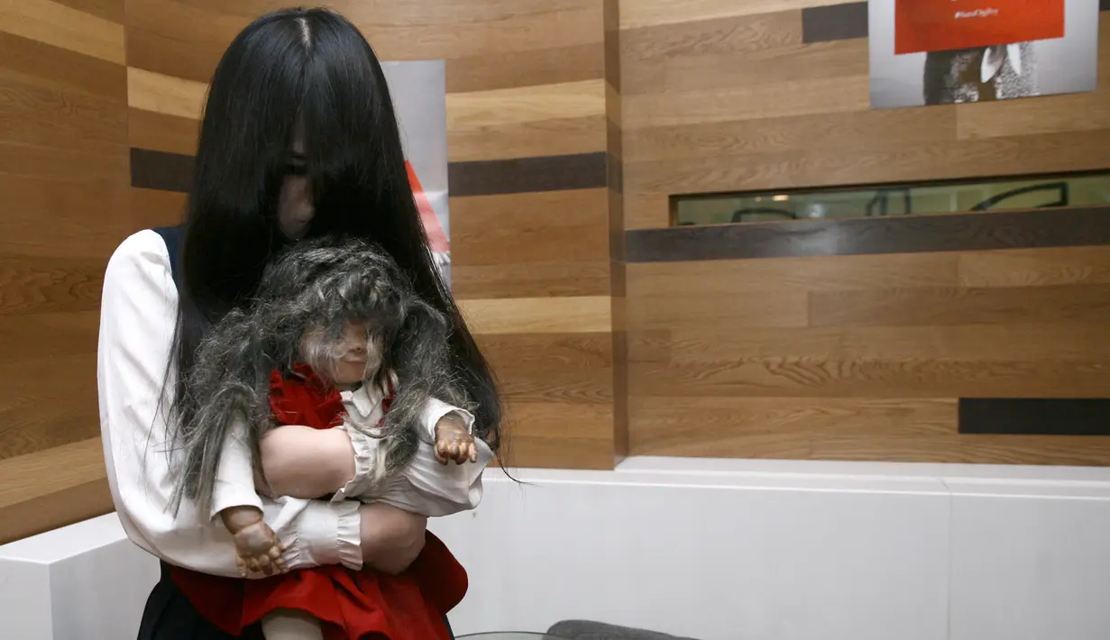 "David Foster juga sampai penasaran dengan Riana. Ia menghampiri Riana di belakang panggung. Saat melihat Riana memang seperti di panggung, David Foster mengatakan, 'ia memang pantas menang'," kata manajer dilansir dari Liputan6. (Nurwahyunan/Bintang.com)