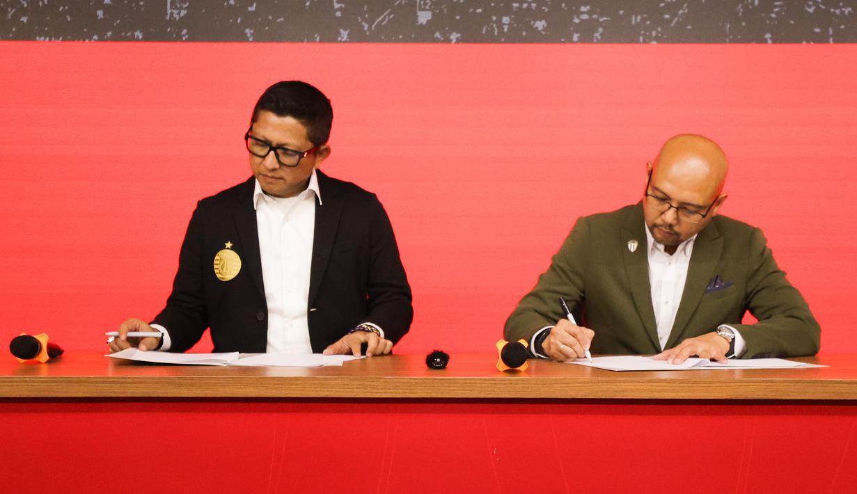 Direktur Persija Jakarta, Mohamad Prapanca (kiri) dan CEO Trengganu FC, Tuan Sheikh Farouk resmi menandatangani MoU kerja sama antara Persija Jakarta dan Trengganu FC yang bertempat di Kantor Persija, Jakarta, pada Jumat (28/11/2025).