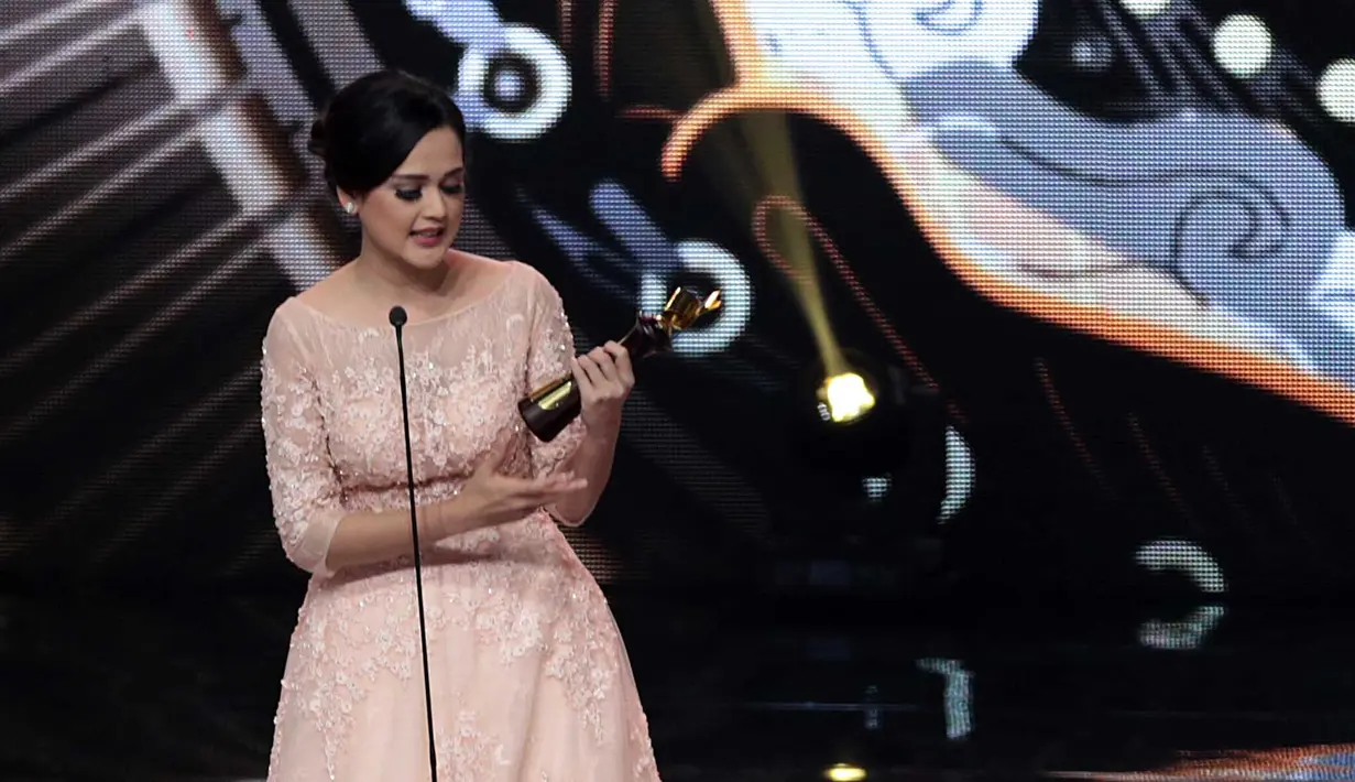 Patut diacungi jempol, pasalnya Cut Meyriska berhasil menyingkirkan sejumlah nama wanita cantik, seperti  Adinda Adzani, Irish Bella, Natasha Wilona, dan Prilly Latuconsina. Tak heran jika Cut Meyriska sangat bersyukur. (Deki Prayoga/Bintang.com)