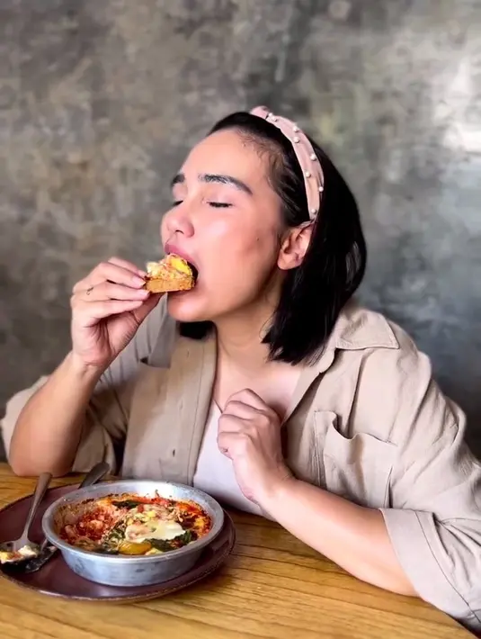 <p>Di akun Instagram pribadinya, Feby mengungkapkan alasan dirinya memilih hidup sehat. Ia mengaku takut terkena viscreal fat. [Foto: instagram.com/febyfebiola_]</p>