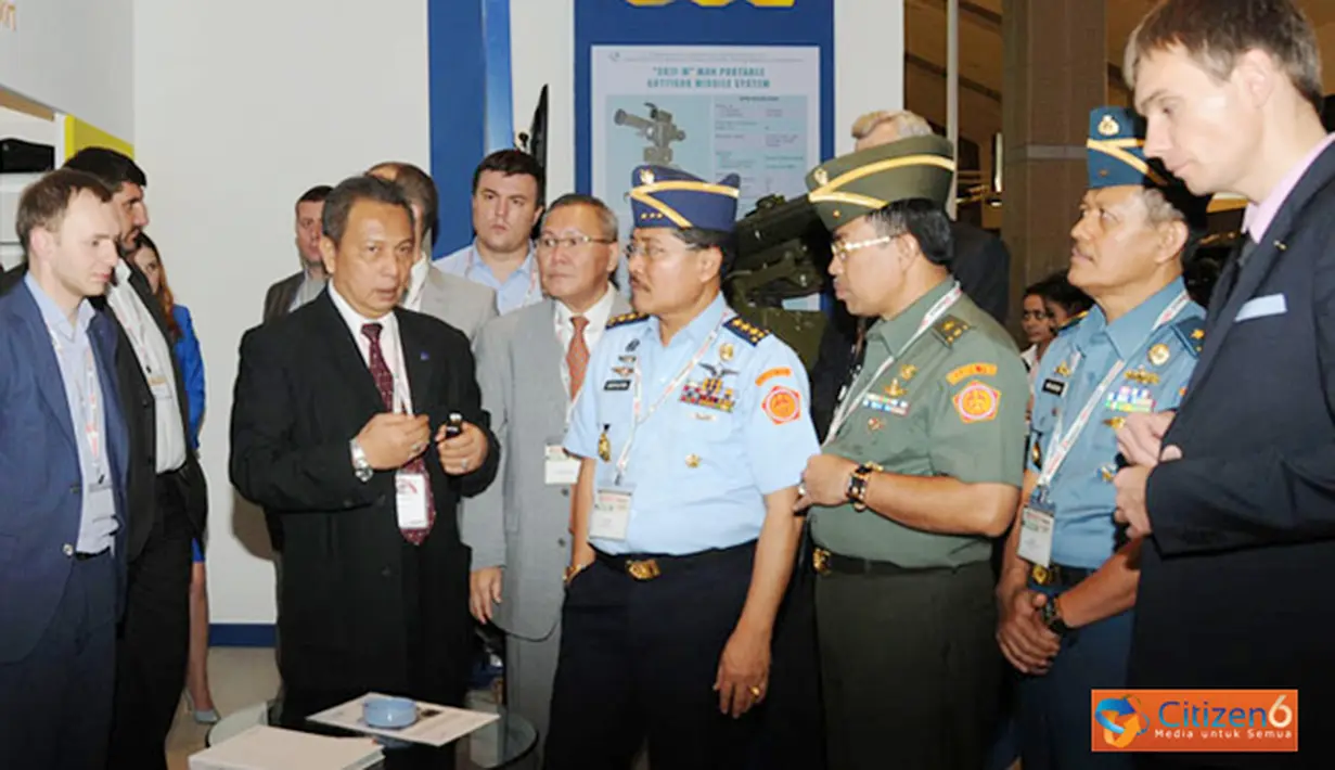 Citizen6, Jakarta Pusat: Kasum TNI Marsekal Madya TNI Daryatmo beserta para pejabat Mabes TNI, mengunjungi pameran pertahanan Indo Defence 2012 Expo di JIEX, Jakarta Pusat, Jumat (9/11). (Pengirim: Badarudin bakri)