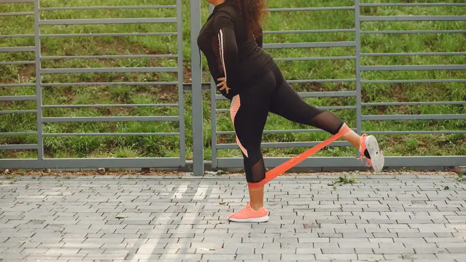 Tanpa ke Gym, 5 Jenis Workout Ini Bisa Dilakukan Hanya dengan Resistance Band di Rumah [Dok/freepik.com]