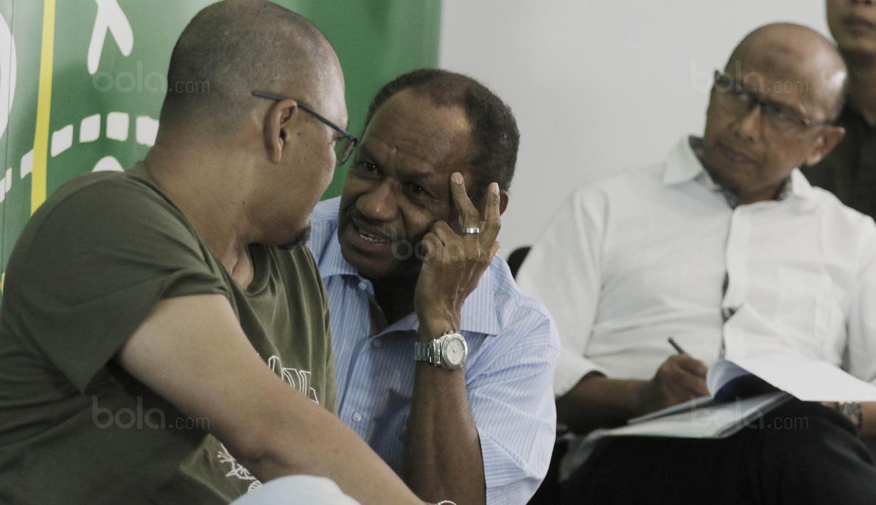 Pilar Timnas saat juara Sea Games 1987, Rully Nere, saat mengisi acara diskusi Bincang Taktik di Gedung KMK Online, Jakarta, Kamis (10/8/2017). Diskusi mengangkat tema "Mengembalikan Tradisi Emas Sepak Bola SEA Games". (Bola.com/M Iqbal Ichsan)