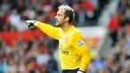 Kiper Arsenal, Manuel Almunia ketika bermain menghadapi Manchester United dalam lanjutan Liga Premier di Old Trafford, 29 Agustus 2009. AFP PHOTO/PAUL ELLIS