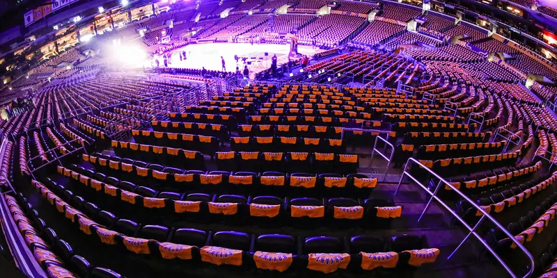 Kenang Kobe Byrant, LA Lakers Bagikan Kaus ke Penggemar