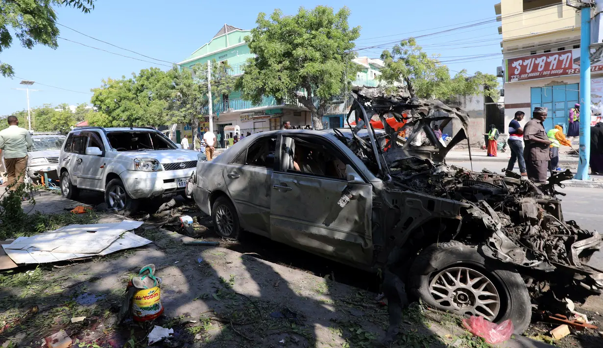 Sejumlah mobil hancur usai ledakan bom dari sebuah mobil di Ibu Kota Mogadishu, Somalia (28/3). Insiden tersebut telah menyebabkan 11 orang tewas dan belasan lainnya terluka. (Reuters/Feisal Omar)