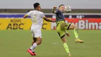 Pemain Persib Bandung, Marc Klok (kanan), berusaha mengontrol bola dibayangi pemain Dewa United, Theo Fillo BD Numberi, dalam pertandingan pekan ke-31 BRI Liga 1 2022/2023 melawan Dewa United yang berlangsung di stadion Pakansari, Cibinong, Senin (20/3/2023). (Bola.com/Ikhwan Yanuar)