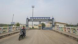 Stadion Kamal Muara tarletak di Jalan Kapuk Kamal Raya, Kecamatan Penjaringan, Kota Jakarta Utara. Di sekeliling stadion terdapat banyak pemancingan bandeng. Sementara di depannya terdapat sungai kamal yang membentang dan bermuara ke laut utara. (Bola.com/Bagaskara Lazuardi)