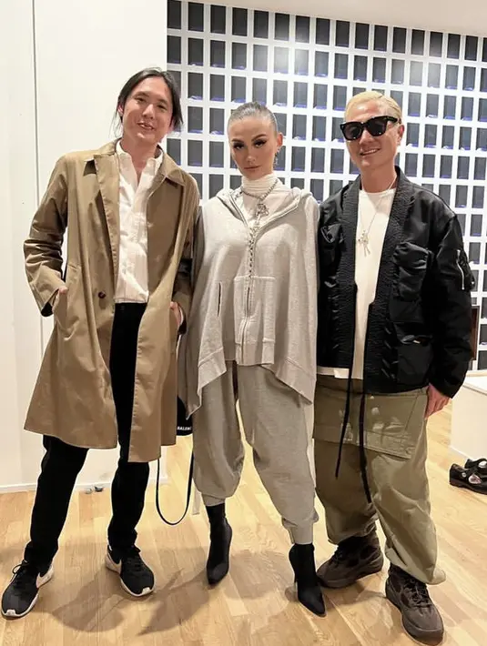 <p>Agnez Monica pun tampil edge dengan jaket zipper oversize warna abu-abu dipadukan turtleneck putih sebagai inner. Ia juga mengenakan joger pants warna abua-abu, dan heels hitam. @agnezmo</p>