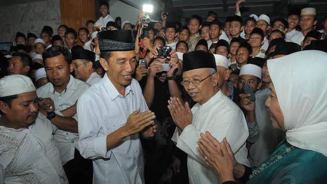 Ziarah ke Makam Gus Dur, Jokowi Dikerumuni Santri Tebu Ireng