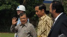 Wapres Jusuf Kalla mengantarkan Presiden Jokowi menaiki pesawat Kepresidenan, Bandara Halim Perdanakusuma, Jakarta, Sabtu (9/11/2014) (Liputan6.com/Herman Zakharia) 