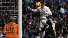 Penyerang Real Madrid, Cristiano Ronaldo (kedua kiri) berusaha menyundul bola kearah kiper Rayo Vallecano pada lanjutan liga Spanyol di Santiago Bernabeu (20/12). Real Madrid menang telak atas Rayo Vallecano dengan skor 10-2. (REUTERS/Sergio Perez)