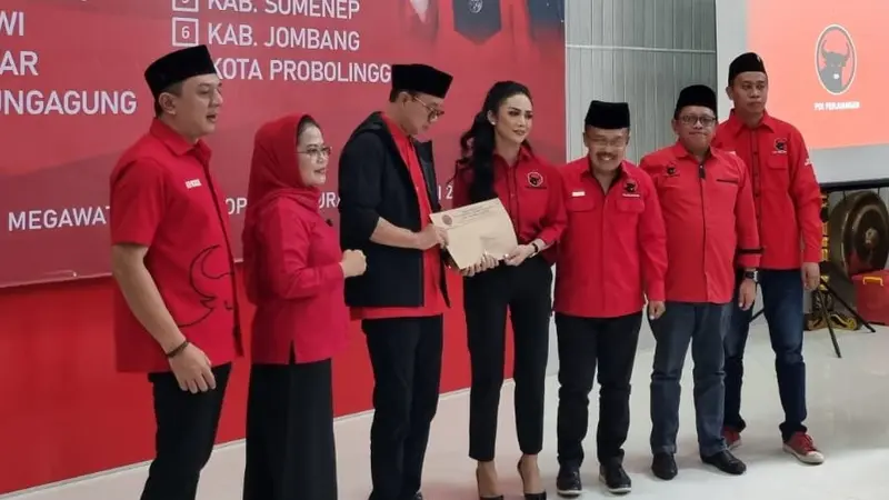 Krisdayanti menerima surat rekomendasi dukungan maju Pilkada Kota Batu. (Istimewa)