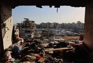 Interior bangunan tempat tinggal yang rusak terlihat setelah serangan Israel di Kota Gaza pada Kamis 4 Juni 2026. (Omar AL-QATTAA/AFP)
