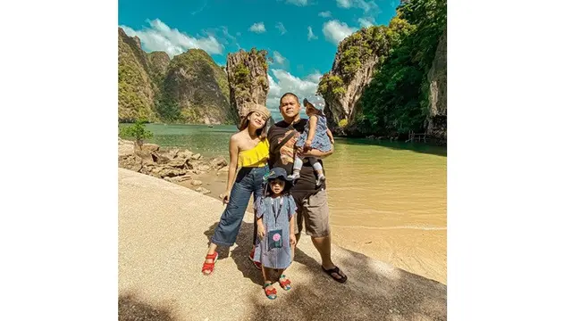 Jadi Hot Mama, Ini 7 Potret Tania Putri De' Rainbow dengan Anaknya