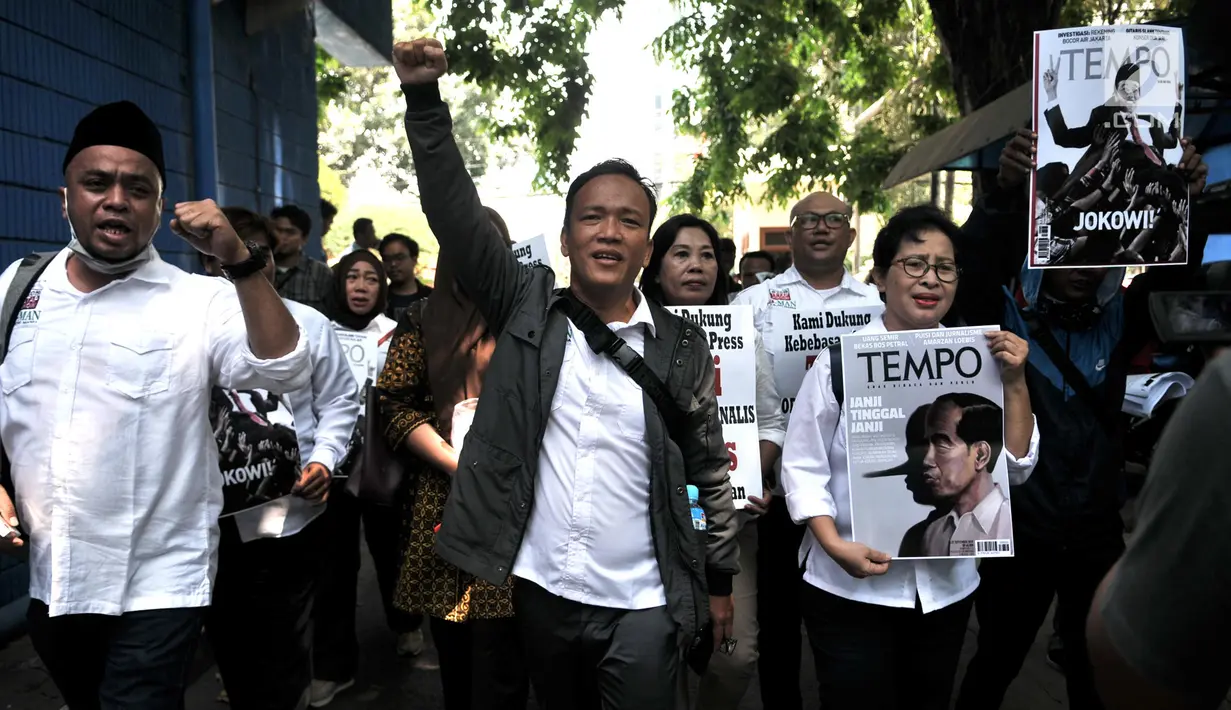 Relawan Jokowi Mania saat mendatangi Gedung Dewan Pers, Jakarta, Senin (16/9/2019). Relawan Jokowi Mania mendesak Majalah Tempo untuk menarik edisi tersebut serta segera meminta maaf kepada rakyat Indonesia. (merdeka.com/Iqbal S. Nugroho)