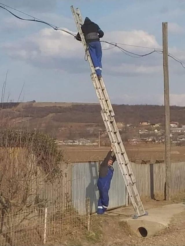 8 Potret Cara Pekerja Lapangan Bekerja Ini Bikin Deg-Degan