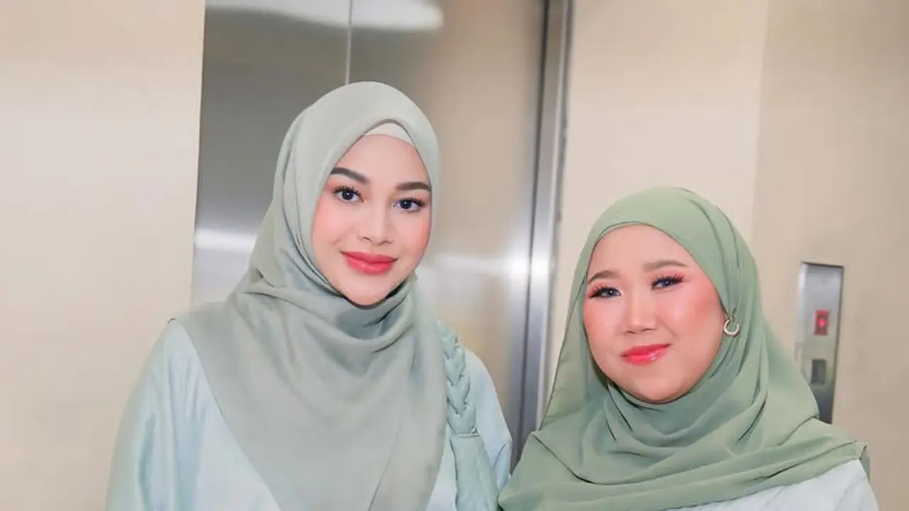 Gaya Kompak Kiky Saputri dan Aurel Hermansyah