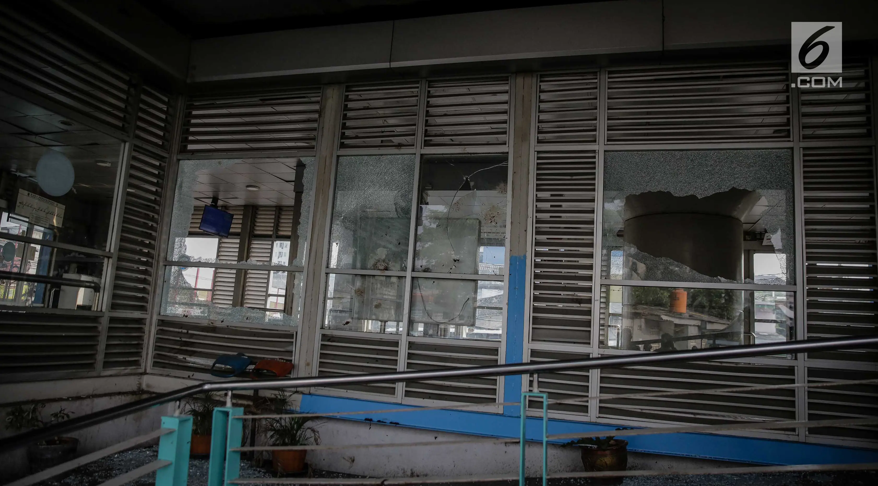 Halte Bus TransJakarta di Kampung Melayu, Jakarta Timur rusak, akibat ledakan bom, Kamis (26/5). Sebagian kaca di ruang tunggu penumpang terlihat pecah akibat ledakan yang diduga dari bom bunuh diri. (Liputan6.com/Faizal Fanani)