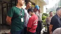 Polisi amankan pelaku penusukan PSK di Apartemen Bekasi Town Square, Jalan Cut Mutia, Margahayu, Bekasi Timur, Kota Bekasi (Liputan6.com/Bam Sinulingga)