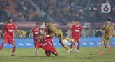 Pemain depan Dewa United, Alex Martins Ferreira (atas tengah) berebut bola dengan gelandang Liga Indonesia All Star, Amiruddin Bagas Kaffa saat laga perebutan tempat ketiga turnamen Piala Presiden 2025 di Stadion Si Jalak Harupat, Bandung, Jawa Barat, Sabtu (12/7/2025). (Liputan6.com/Helmi Fithriansyah)