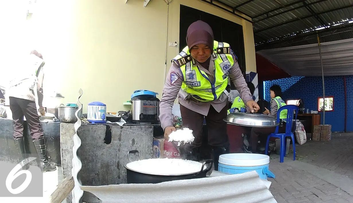 Anggota Polwan mempersiapkan bahan makan siang untuk para anggota kepolisian yang bertugas di pos pengamanan 06 exit tol Brebes Timur, Jawa Tengah, Sabtu (9/7). (Liputan6.com/Herman Zakharia)