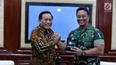 Dirut Indosiar Imam Sudjarwo berjabat tangan dengan Kepala Staf TNI Angkatan Darat (KASAD) Andika Perkasa saat silaturahmi SCM/Emtek Group di Mabes AD, Jakarta, Kamis (26/9/2019). Silaturahmi untuk memelihara dan kembali membangun kerjasama antara Emtek dan Mabes AD. (Liputan6.com/Herman Zakharia)