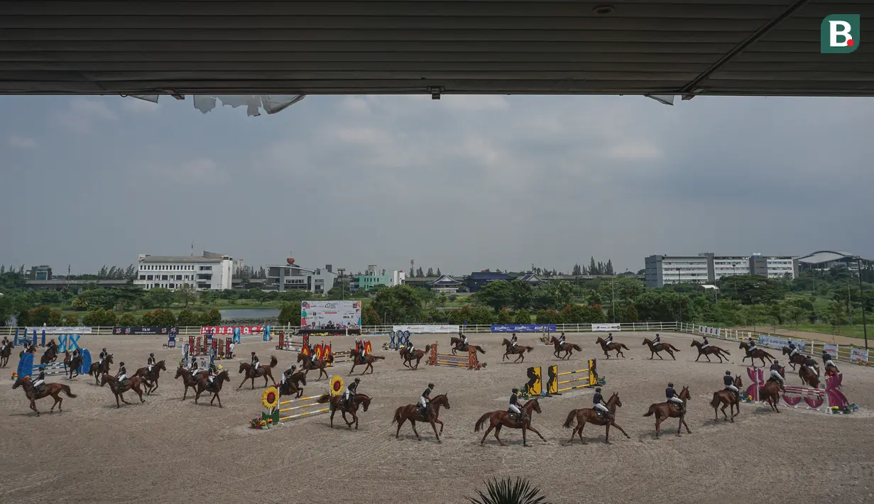 Foto dengan teknik digital stacking saat seorang atlet berkuda tengah beraksi pada ajang Indonesia Horse Lovers 2022 kelas Show Jumping yang berlangsung di Equinara Horse Sports, JIEP Pulomas, Jakarta (13/10/2022). Ajang ini berlangsung dari 19 Oktober hingga 23 Oktober 2022 dengan memperlombakan kelas Drassage dan Show Jumping. (Bola.com/Bagaskara Lazuardi)