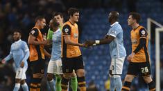 Pemain Hull City, Harry Maguire (3 kanan) bersalaman dengan Pemain Manchester City, Eliaquim Mangala (2kanan) usai laga piala Liga Inggris di Stadion Etihad, Manchester, Rabu (2/12/2015). Manchester City menang 4-1. (AFP Photo/Paul Ellis)