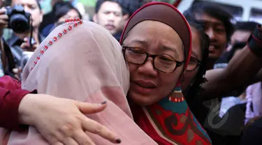 Utami--istri komedian Ferrasta Soebardi alias Pepeng--terlihat menangis saat beberapa keluarga memberinya pelukan di rumah duka di kawasan Cinere, Depok, Rabu (6/5/2015). Pepeng meninggal dunia di usia 60 tahun. (Liputan6.com/Helmi Afandi)