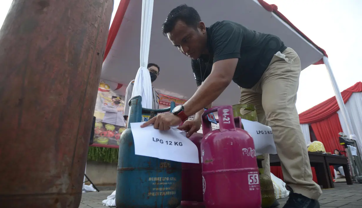 Petugas menunjukkan barang bukti LPG bersubsidi  di Jakarta, Jumat (15/7/2022). Direktorat Tindak Pidana Tertentu (Dirtipidter) Bareskrim Polri menggelar perkara kasus penyalahgunaan LPG bersubsidi dengan cara menyuntikkan gas 3 kilogram bersubsidi ke tabung gas ukuran 5,5 kilogram, 12 kilogram, dan 50 kilogram. (merdeka.com/Imam Buhori)