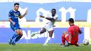 <p>Pemain Persik Kediri, Flavio Silva (tengah) berusaha mencetak gol ke gawang Persib Bandung pada laga BRI Liga 1 2022/2023 di Stadion Pakansari, Bogor, Rabu (8/3/2023). (Bola.com/M Iqbal Ichsan)</p>