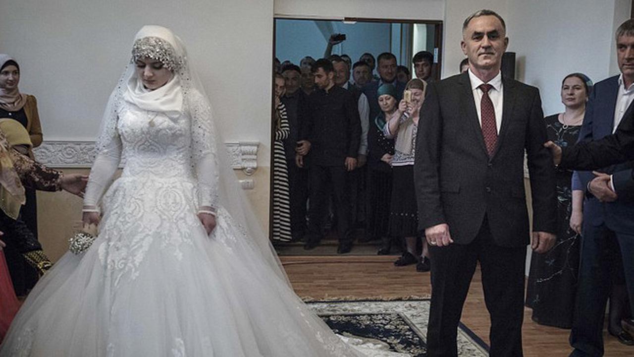 Diancam Akan Diculik, Gadis Ini Terpaksa Menikah dengan Pria Tua