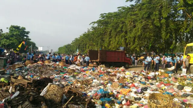 Sampah Masih Menggunung di Pekanbaru, TNI AU Turun Tangan