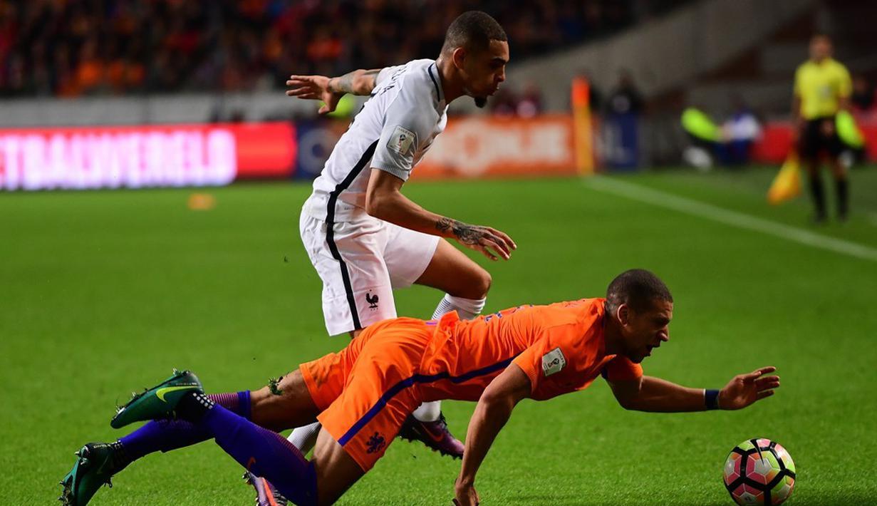 Pemain Belanda, Jeffrey Bruma (kanan), berebut bola dengan pemain Prancis, Layvin Kurzawa, pada laga Grup A Kualifikasi Piala Dunia 2018 zona Eropa, di Amsterdam ArenA, Selasa (11/10/2016) dini hari WIB. (AFP/Emmanuel Dunand)