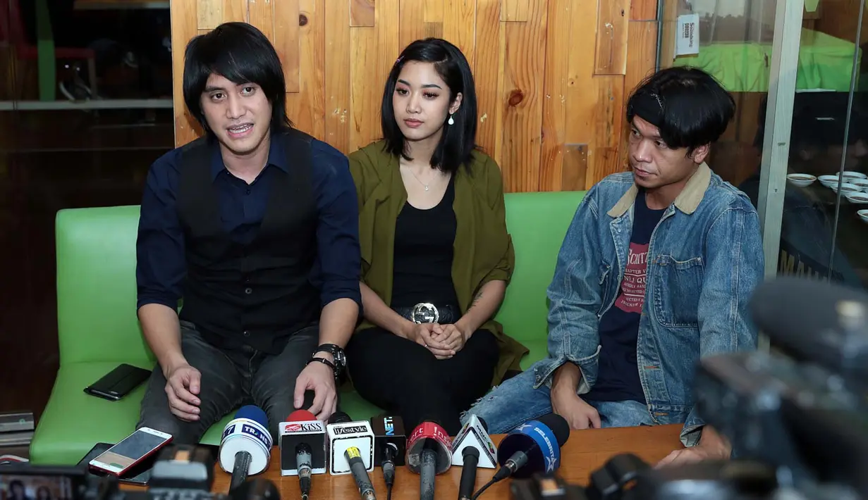 Kevin Aprilio saat menggelar konferensi pers di Tanjung Duren, Jakarta Barat, Senin (24/7/2017) malam menganggap permasalahan dengan manajernya tersebut telah selesai. Dengan begitu, manajemen juga memberhentikan Deni. (Deki Prayoga/Bintang.com)