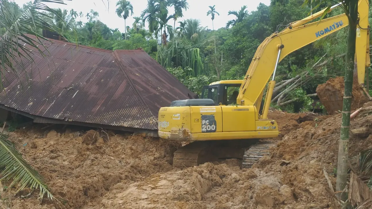 Tim gabungan melakukan pencarian terhadap korban longsor di Padang Pariaman, Kamis (30/9/2021).