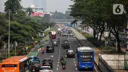 Sejumlah kendaraan melintas di Jalan Sudirman, Jakarta, Rabu (20/7/2022). Dinas Lingkungan Hidup (DLH) DKI Jakarta menyatakan sebanyak 75 persen polusi udara di Ibu Kota berasal dari emisi kendaraan bermotor roda dua dan roda empat. (Liputan6.com/Faizal Fanani)