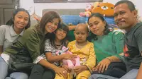 Meisya Siregar dan bocah pengidap kanker darah. (dok. Instagram @meisya__siregar/https://www.instagram.com/p/Bt2pyQygEpn/Asnida Riani)