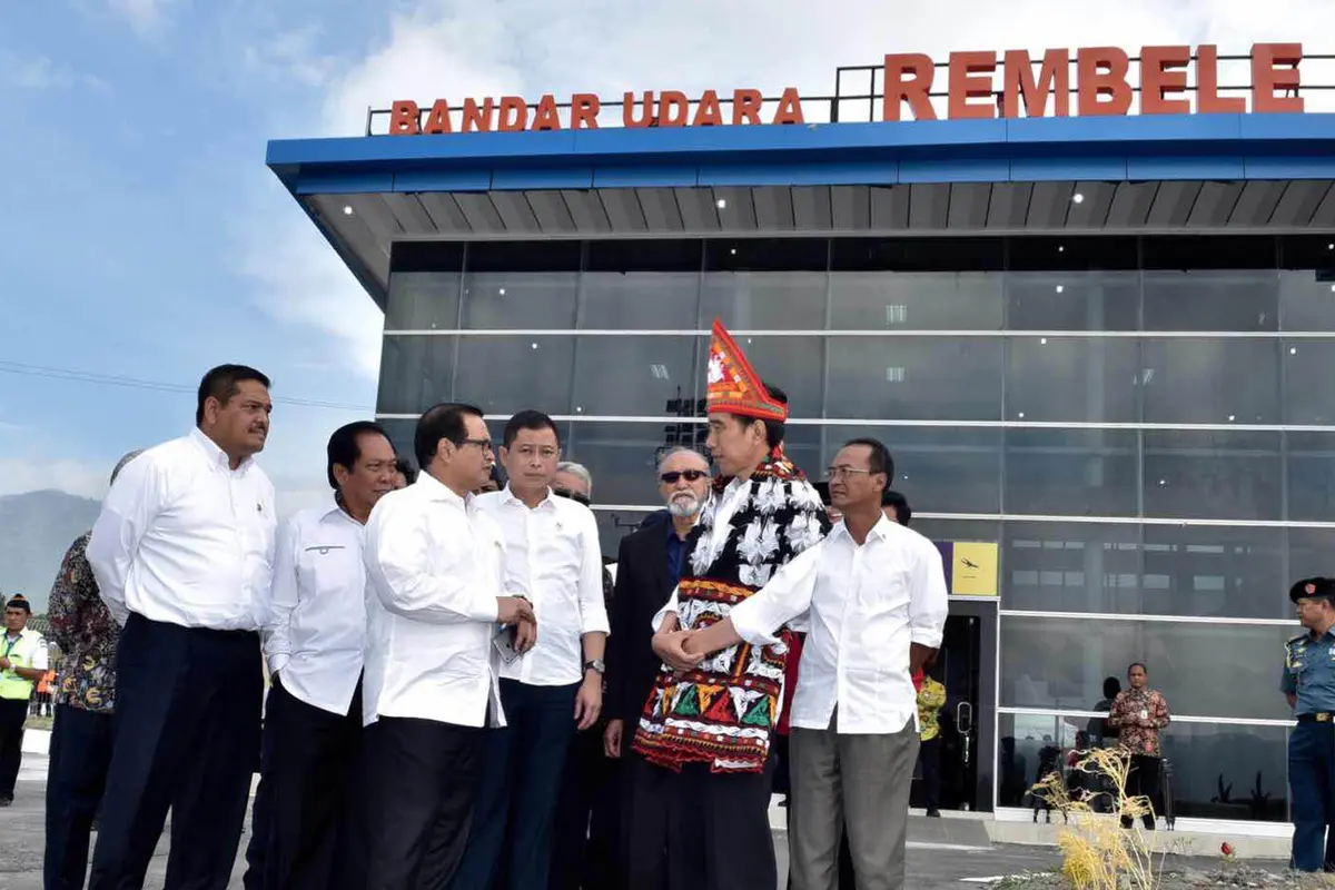 20160203-Resmikan Bandara Rembele, Jokowi Diberi Topi Raja -Aceh