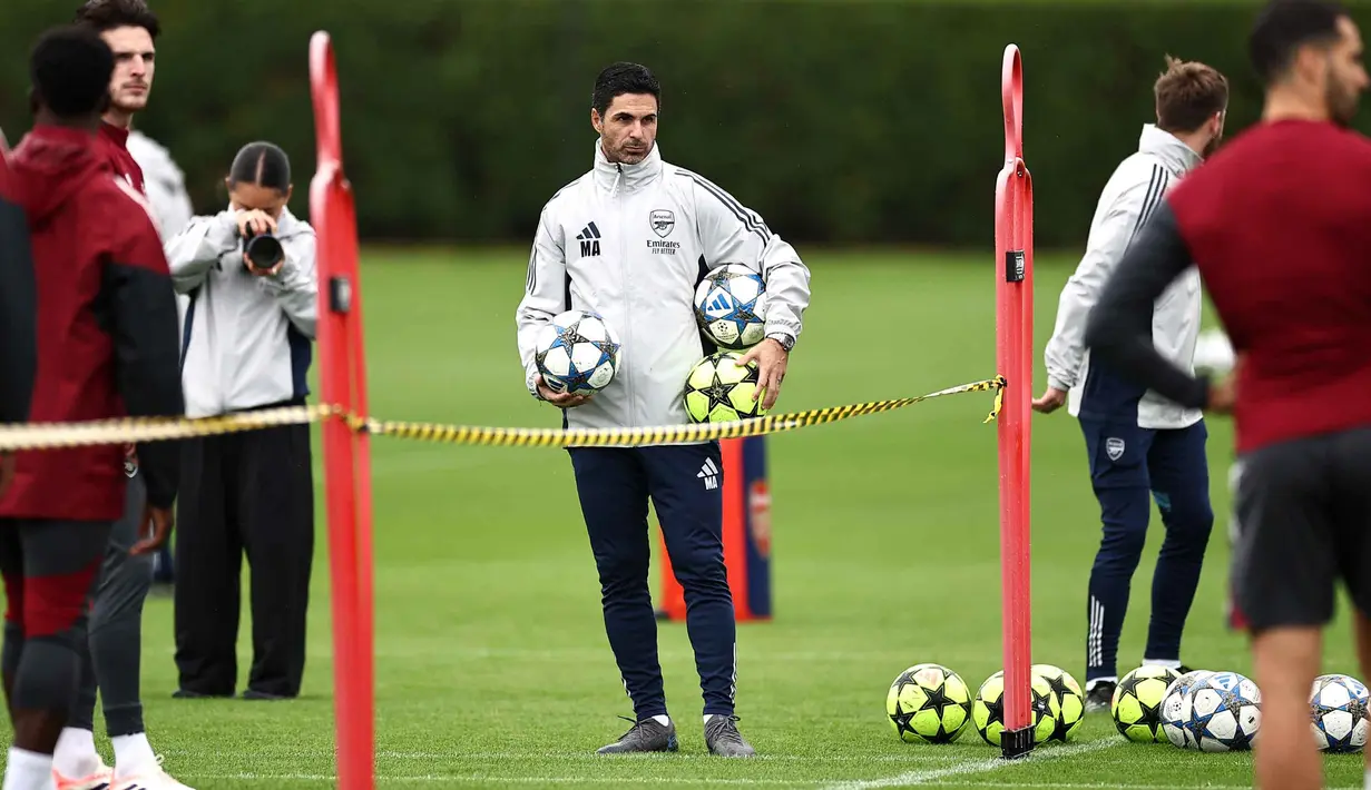 Pelatih Arsenal, Mikel Arteta, meski tampil di kandang sendiri, menilai bukan hal mudah untuk mengalahkan Atletico Madrid. (HENRY NICHOLLS/AFP)