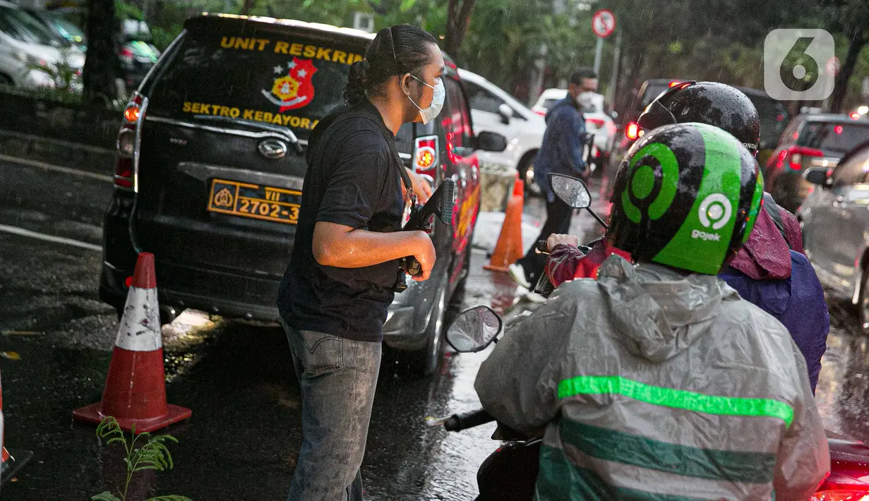 Polisi berpakaian preman dan bersenjata lengkap melakukan penutupan jalan di sekitar kawasan Mabes Polri Jakarta, Rabu (31/3/2021). Seorang terduga teroris diduga berupaya melakukan penyerangan ke area Mabes Polri hingga aksi baku tembak dengan polisi pun sempat terjadi. (Liputan6.com/Faizal Fanani)