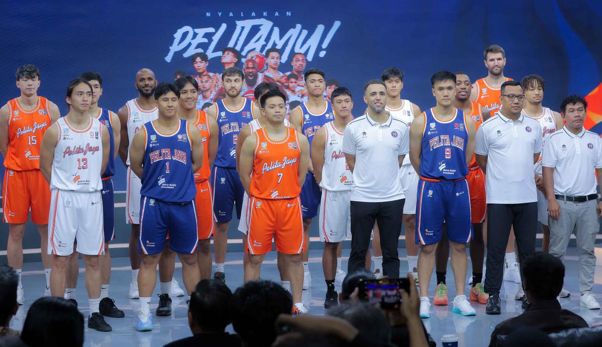 Klub asal Jakarta ini akan berhadapan dengan Dewa United Banten di laga pembuka IBL 2026. Tampak dalam foto, pemain dan pelatih Pelita Jaya Jakarta saat mengikuti acara perkenalan skuad untuk mengarungi Indonesian Basketball League (IBL) 2026 di The Convergence Indonesia, Kuningan, Jakarta Selatan, Kamis (8/1/2026). (Bola.com/M Iqbal Ichsan)